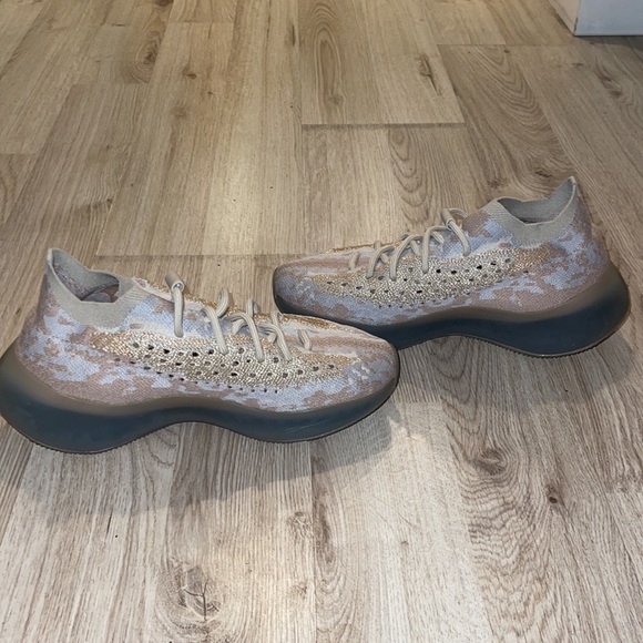 YEEZY BOOST 380 - Picture 4 of 8